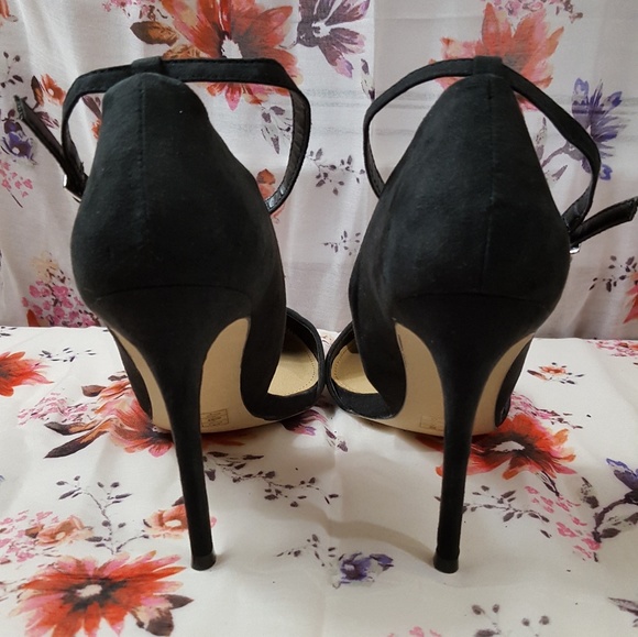 Black heels - Picture 3 of 4