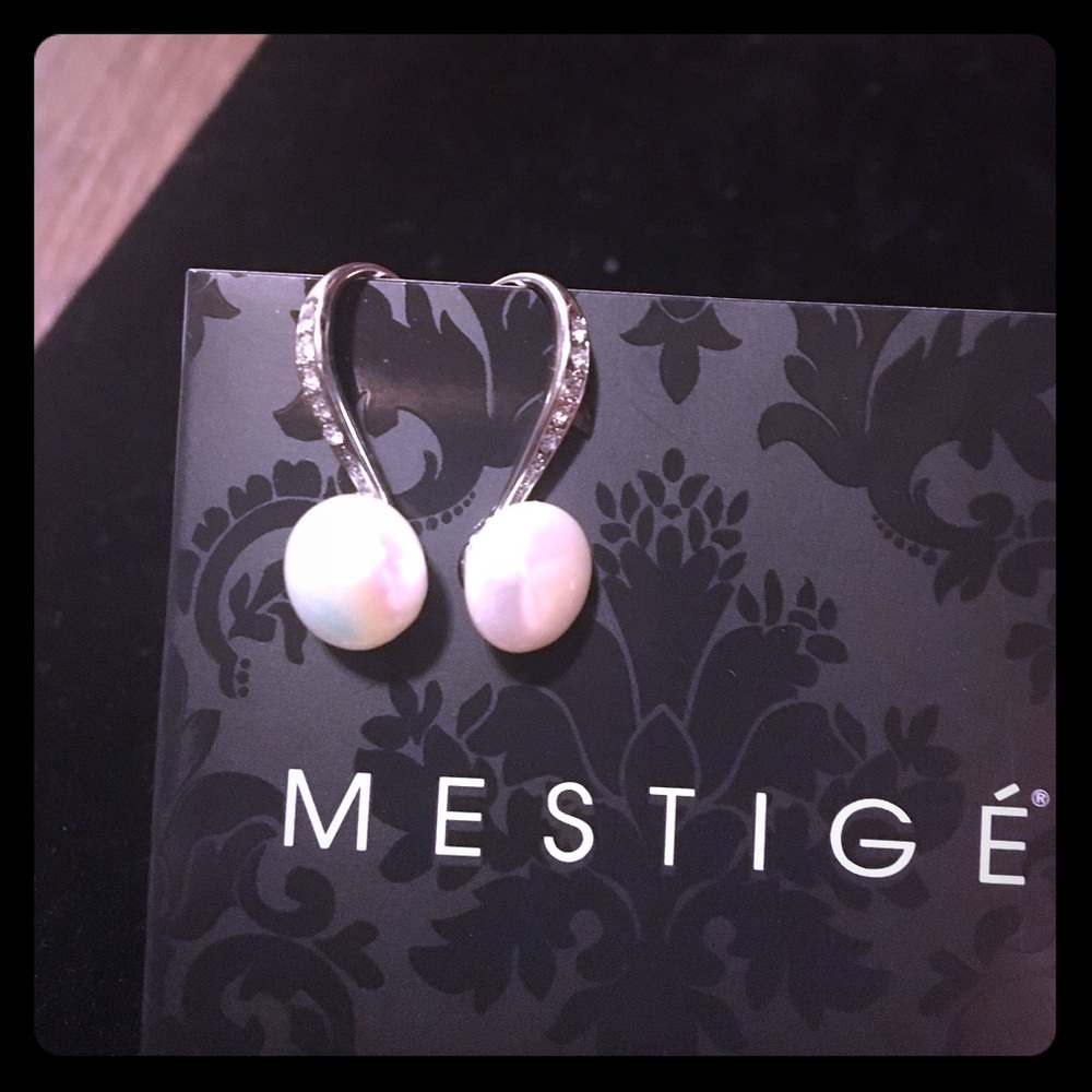 BNWT Pearl drop earring