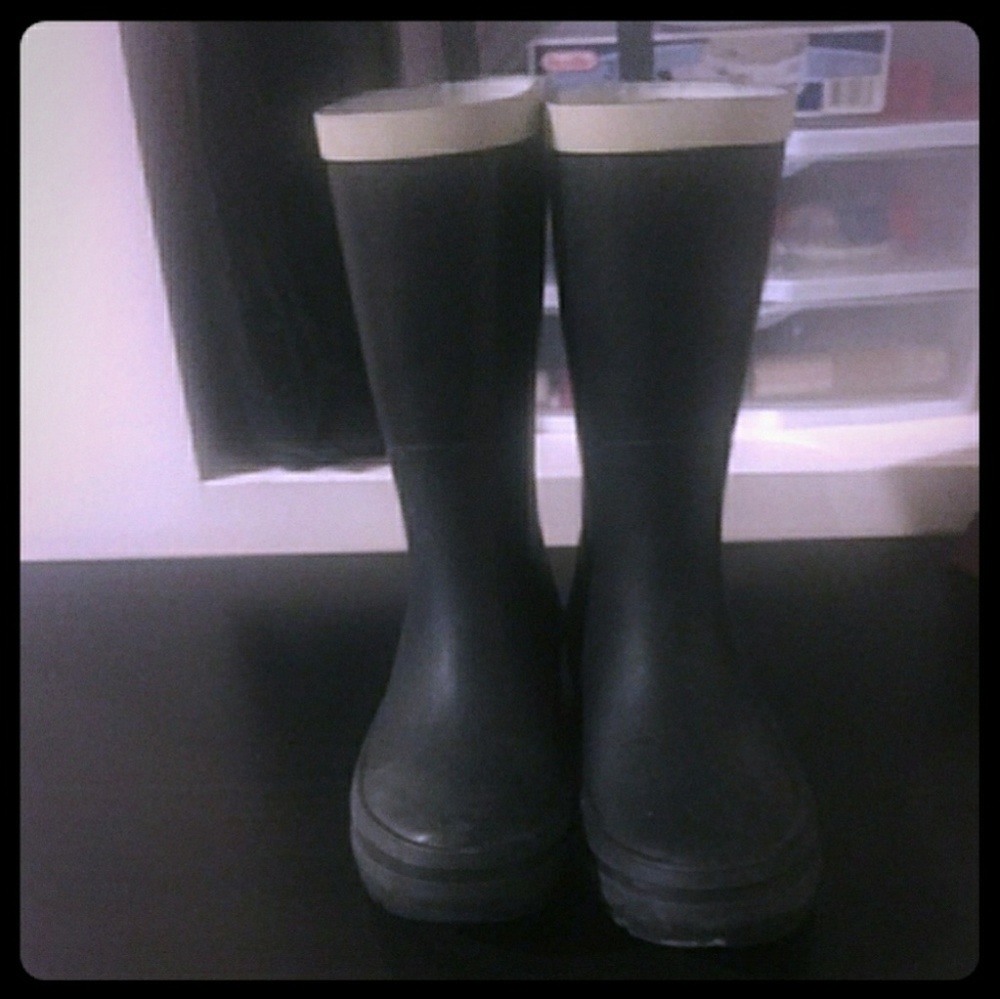 Black Helly Hansen rain boots size 6