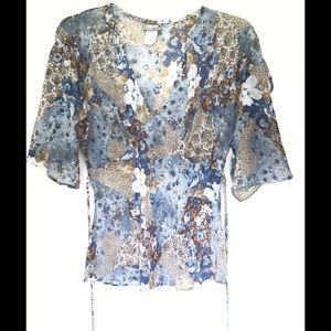 🔴💲Feminine floral print top with fitted ties