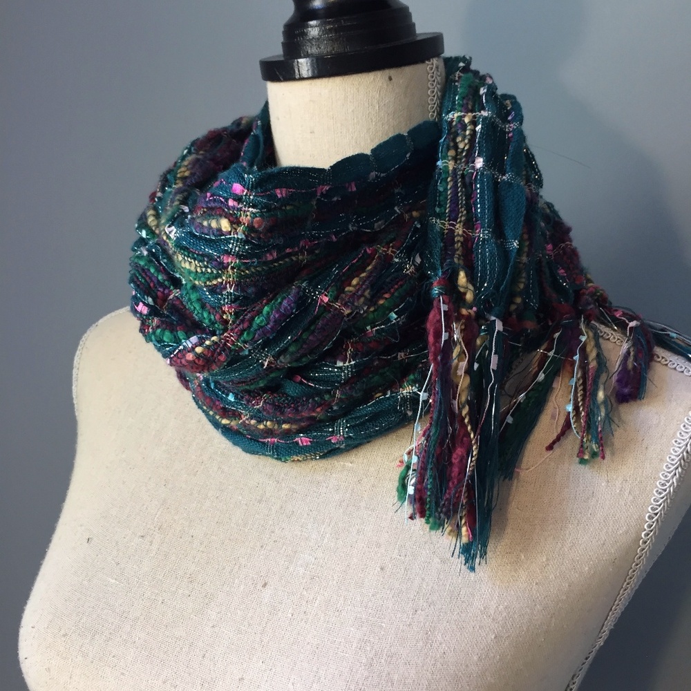 Green Threaded Textural Scarf-Wrap - Picture 7 of 7