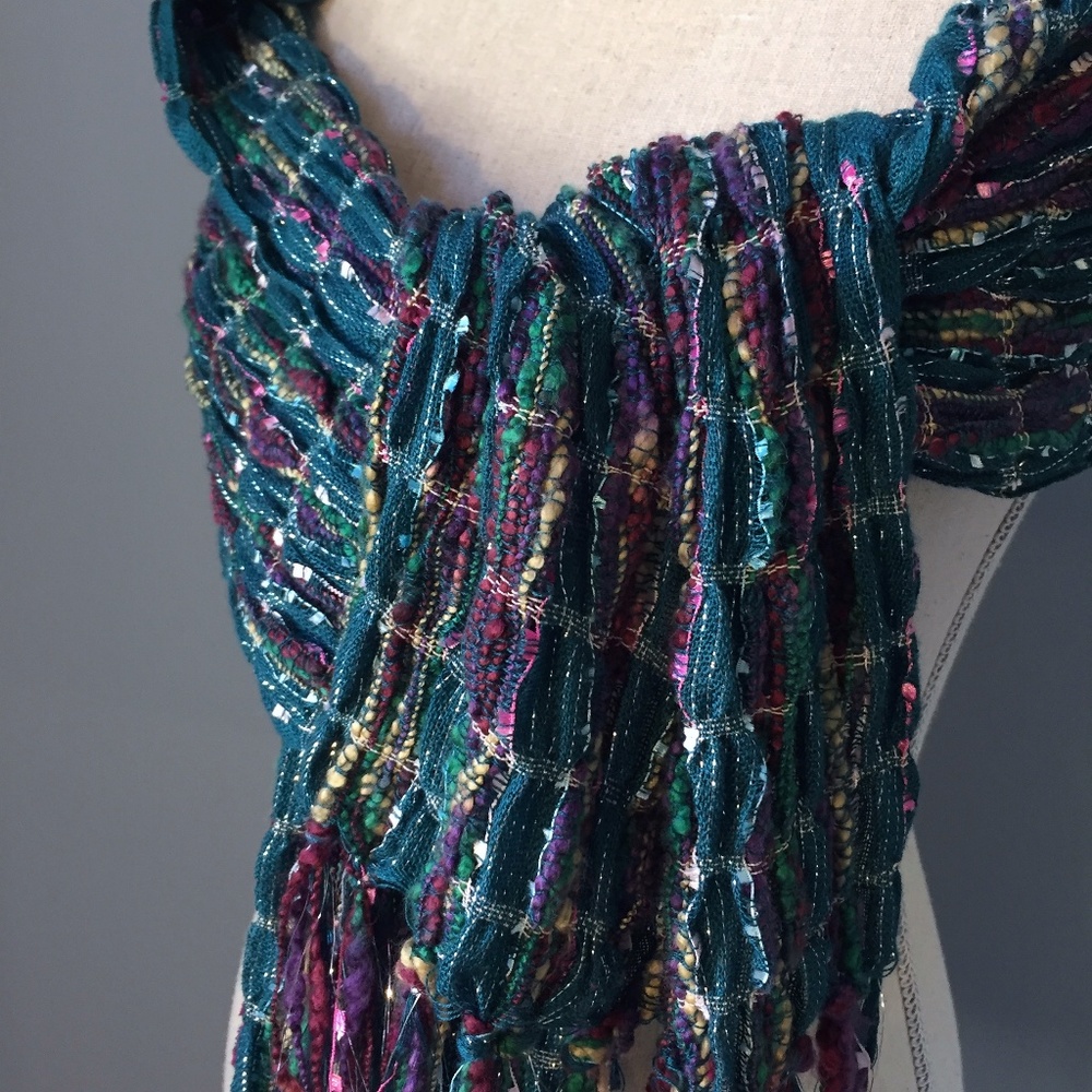 Green Threaded Textural Scarf-Wrap - Picture 4 of 7
