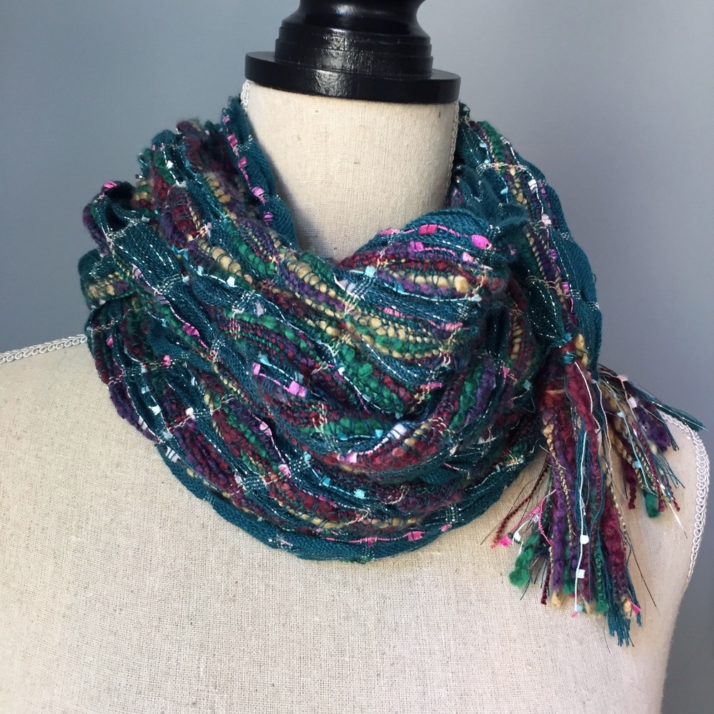 Green Threaded Textural Scarf-Wrap - Picture 6 of 7