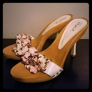 Adorable Wood Bottom Kitten Heel