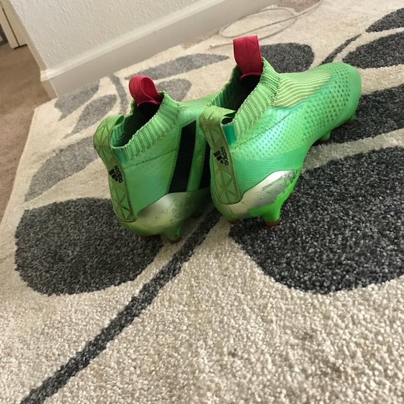 Athletic_Shoes