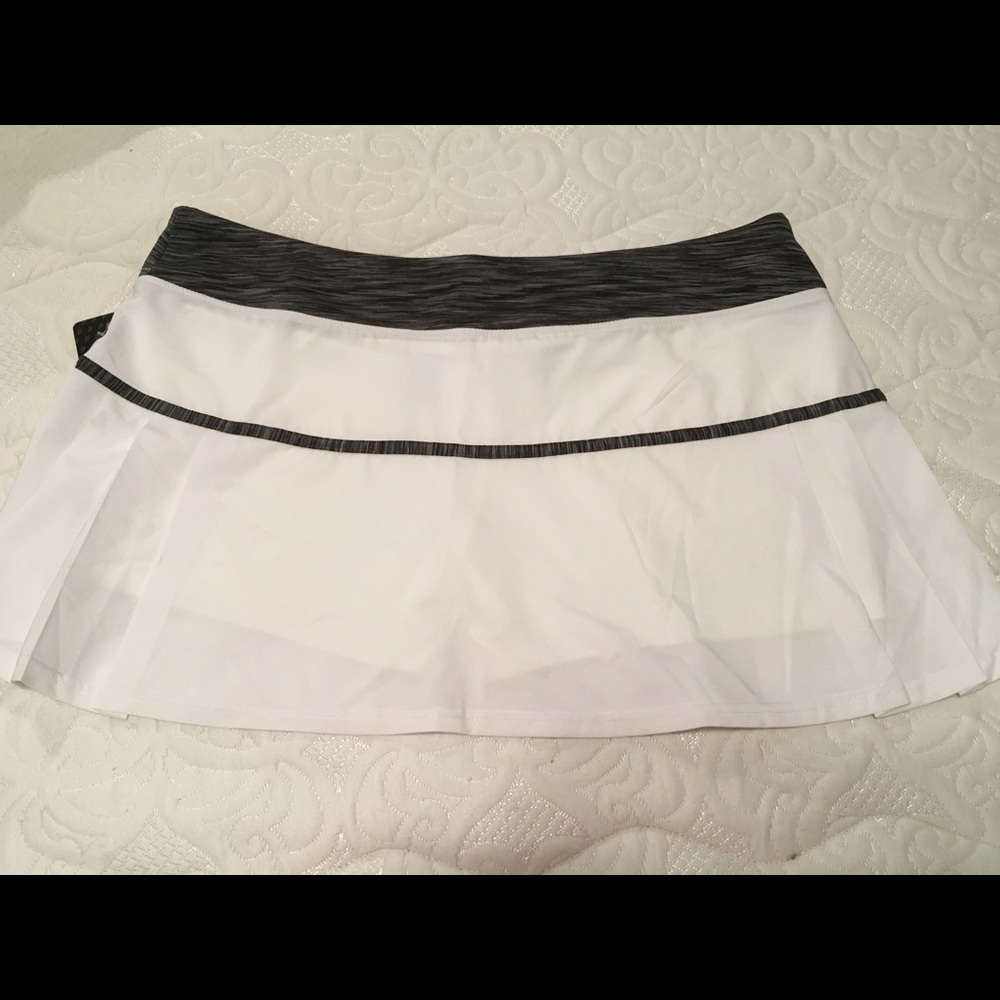 Prince XL Wht/Blk Tennis Skirt w/built-in shorts.