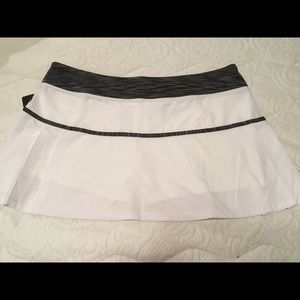 Prince XL Wht/Blk Tennis Skirt w/built-in shorts.