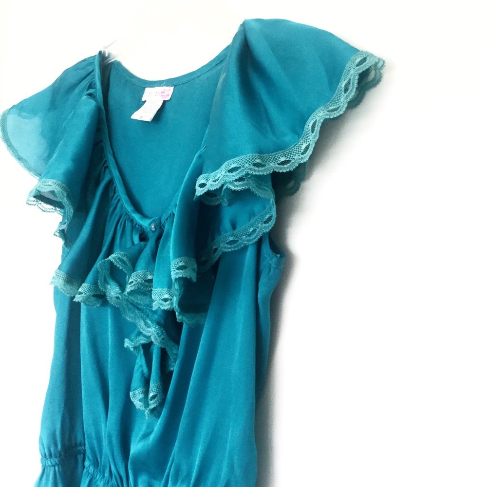 🔴💲Flirty &oh so feminine! Blue silky ruffled top