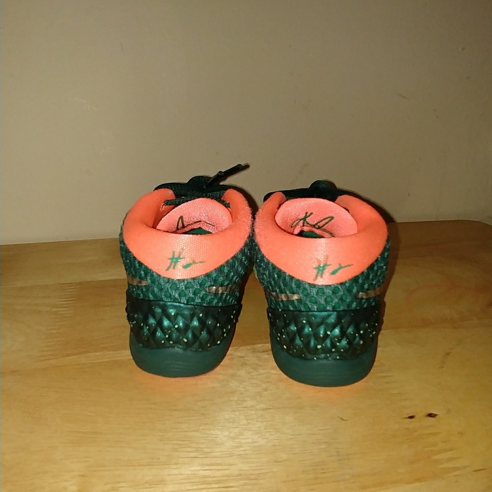 Boys toddler size 8 Kyrie Nike sneaker