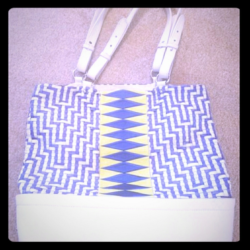 Women's Elliott Lucca purse bag.