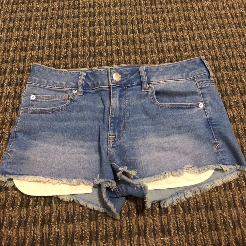 Super cute light wash American eagle shorts!