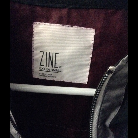 A windbreaker that I bought from zumiez store - Picture 2 of 3