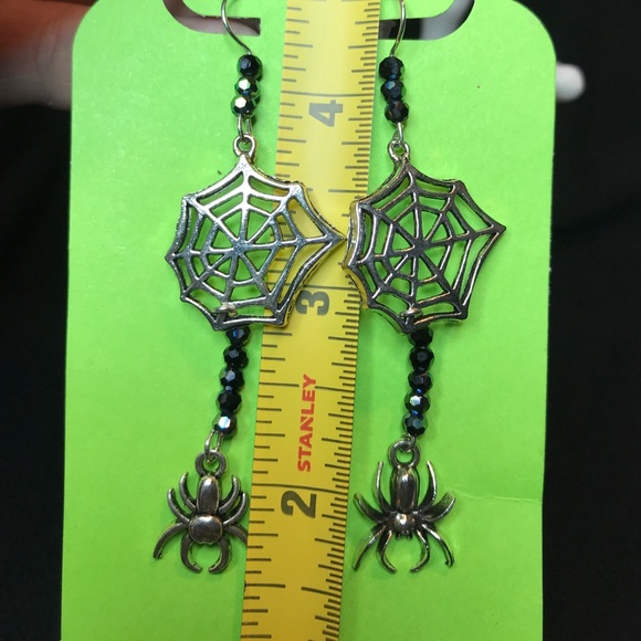 Spider web dangle earrings - Picture 3 of 3
