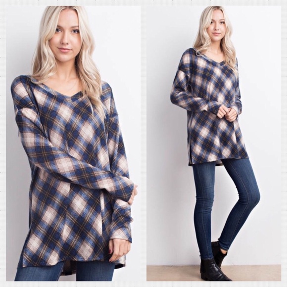 🆕 Gorgeous Blue Plaid V-Neck Top. M-L - Picture 2 of 7