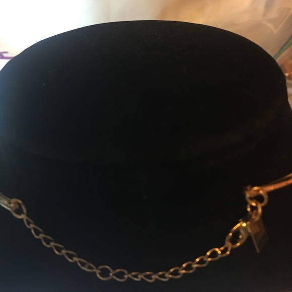 NECKLACE  GOLD WITH A CHARM - Picture 2 of 2