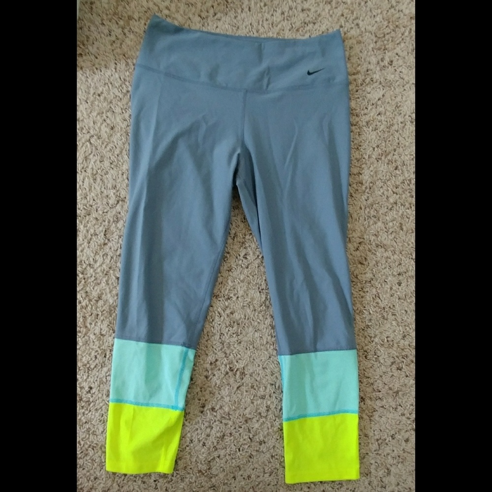 Nike capri leggings *barely worn*