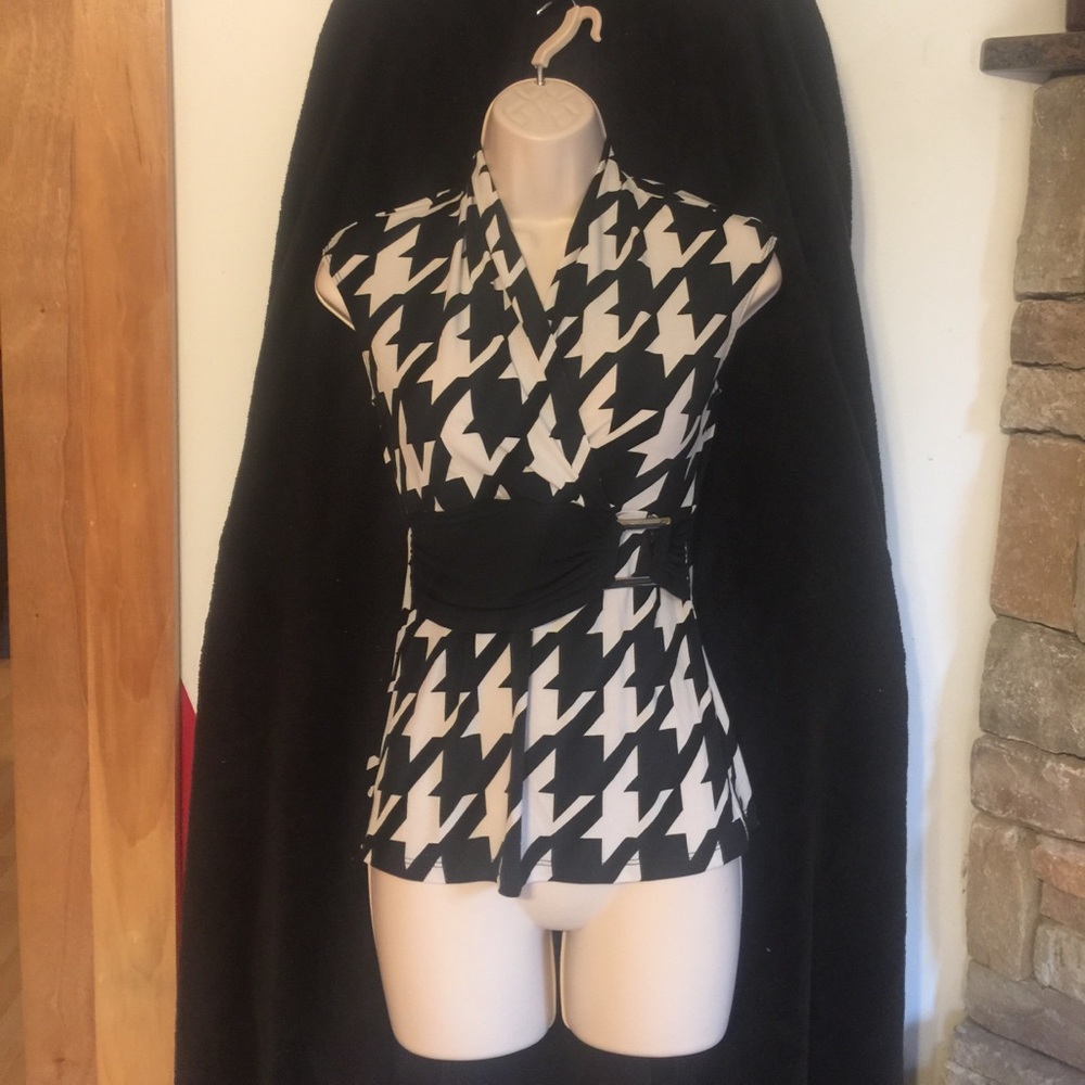 Houndstooth v-neck shirt