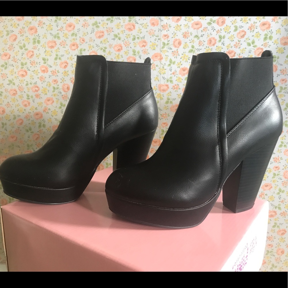 Ankle Black boots 7 1/2