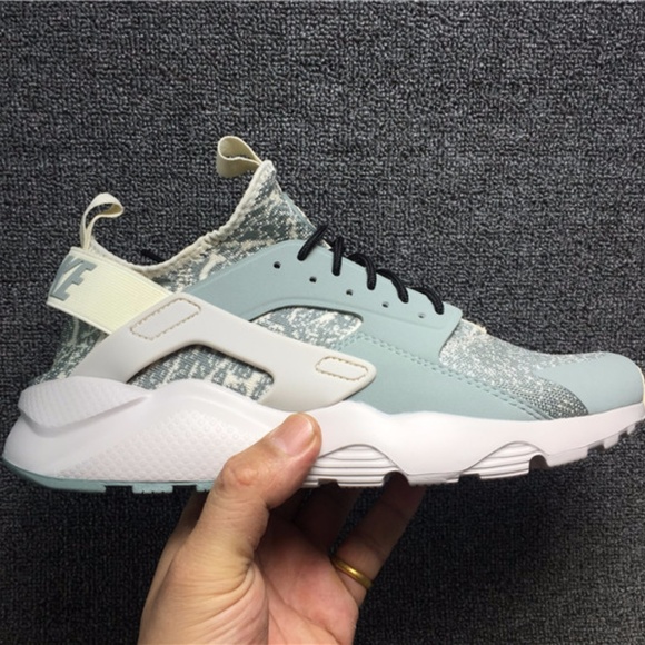 NIKE AIR HUARACHE RUN