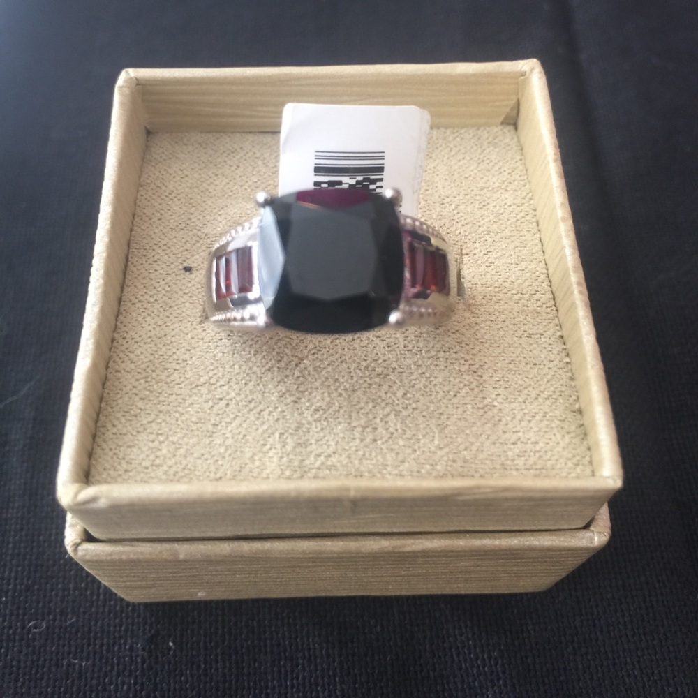 Black spinel with .78 Baguette vermelho garnet