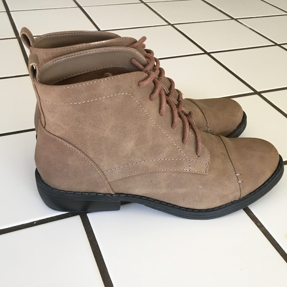 Sam & Libby Camel Lace Up Boots size 8.5