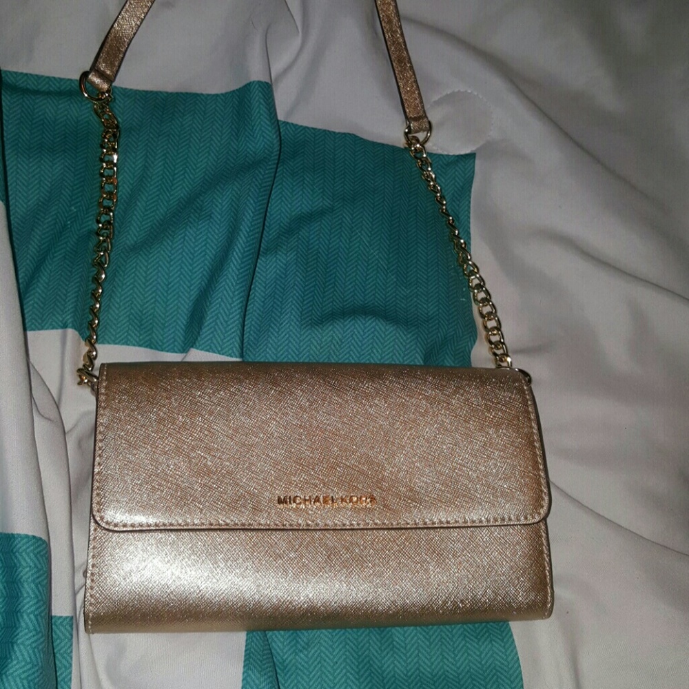 Michael Kors wallet on chain. In perfect condition