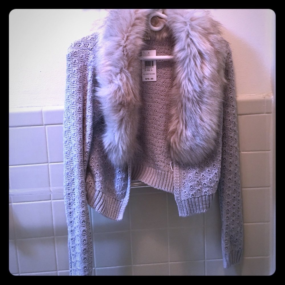 NWT cropped fur collar sweater