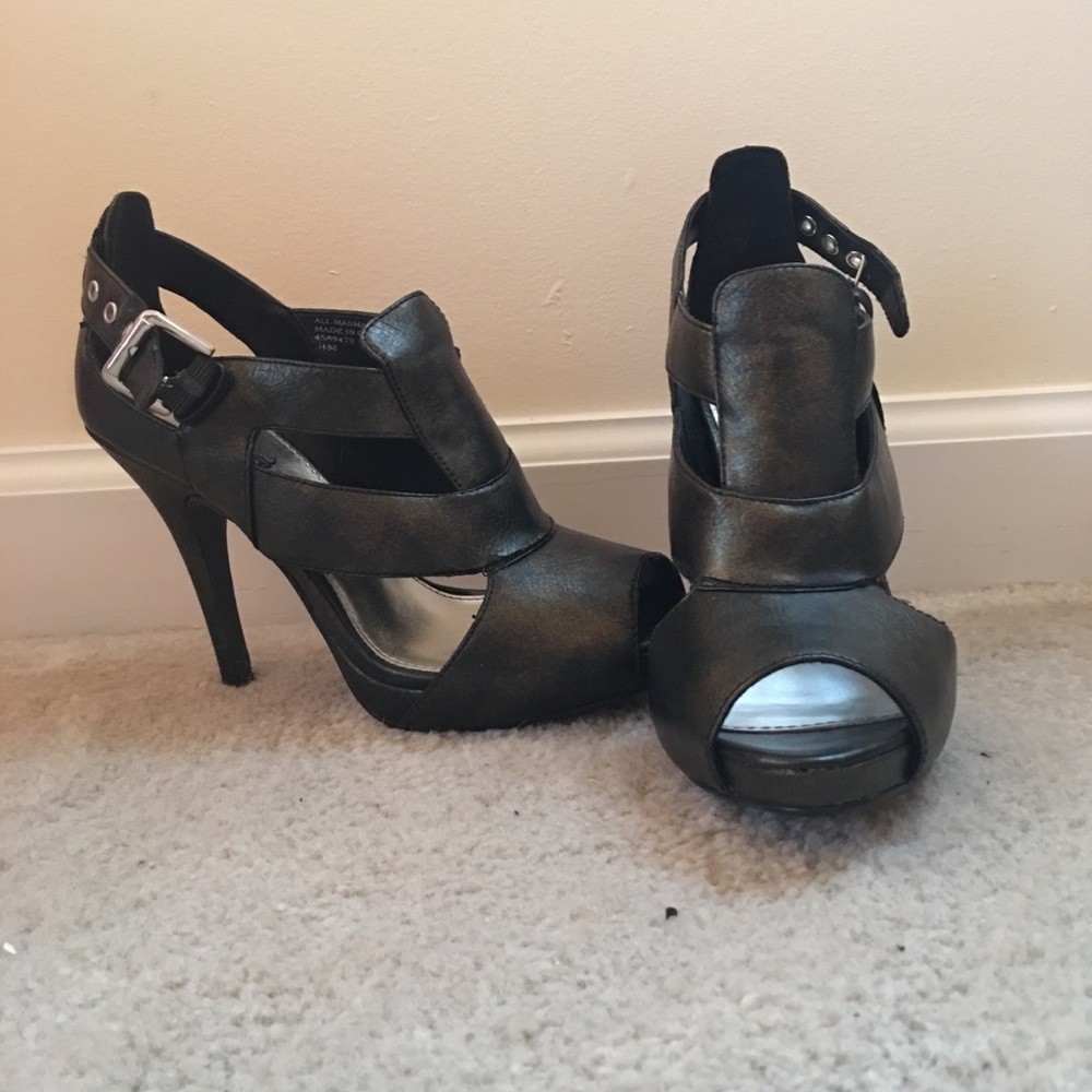 Black with bronze shine heels