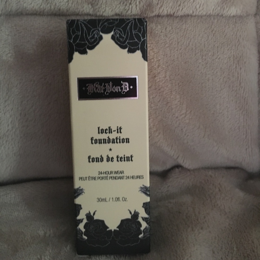 Kat Von D  Lock-it foundation
