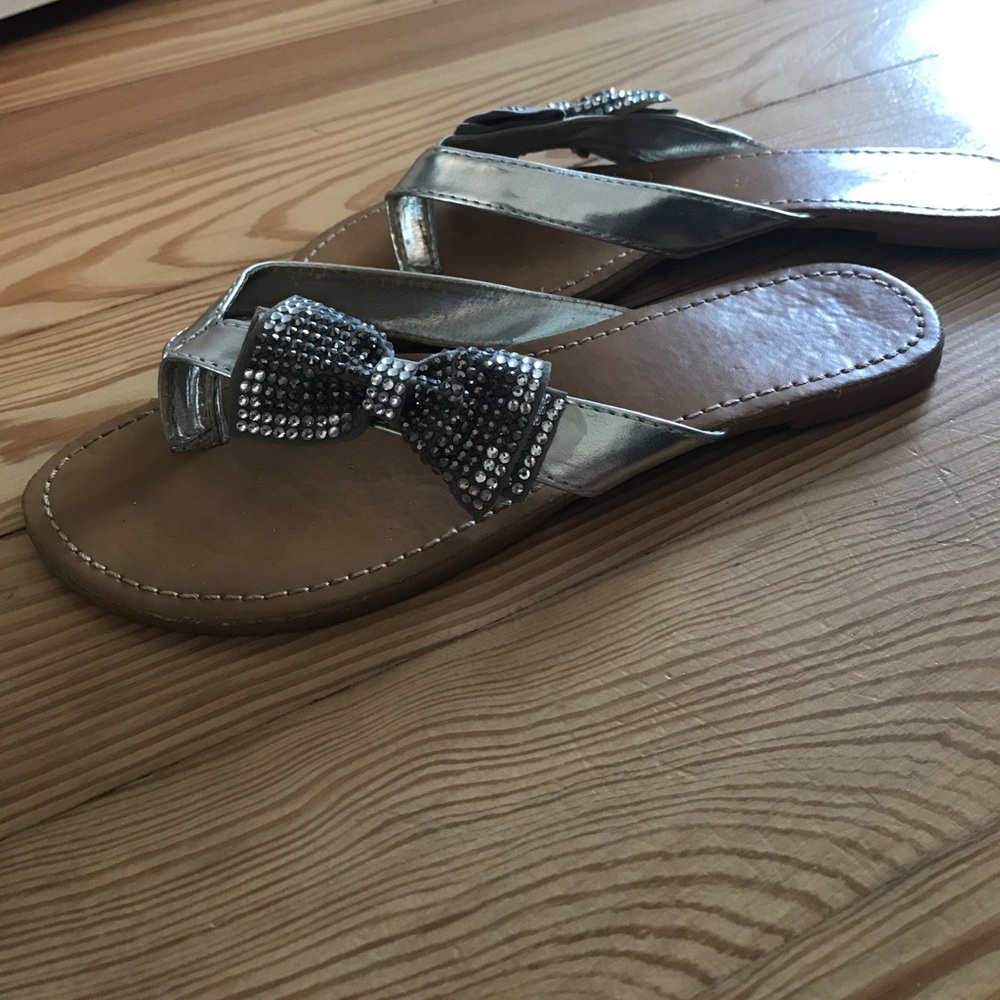 ❗️Bundle 3/$20❗️Silver bow sandals