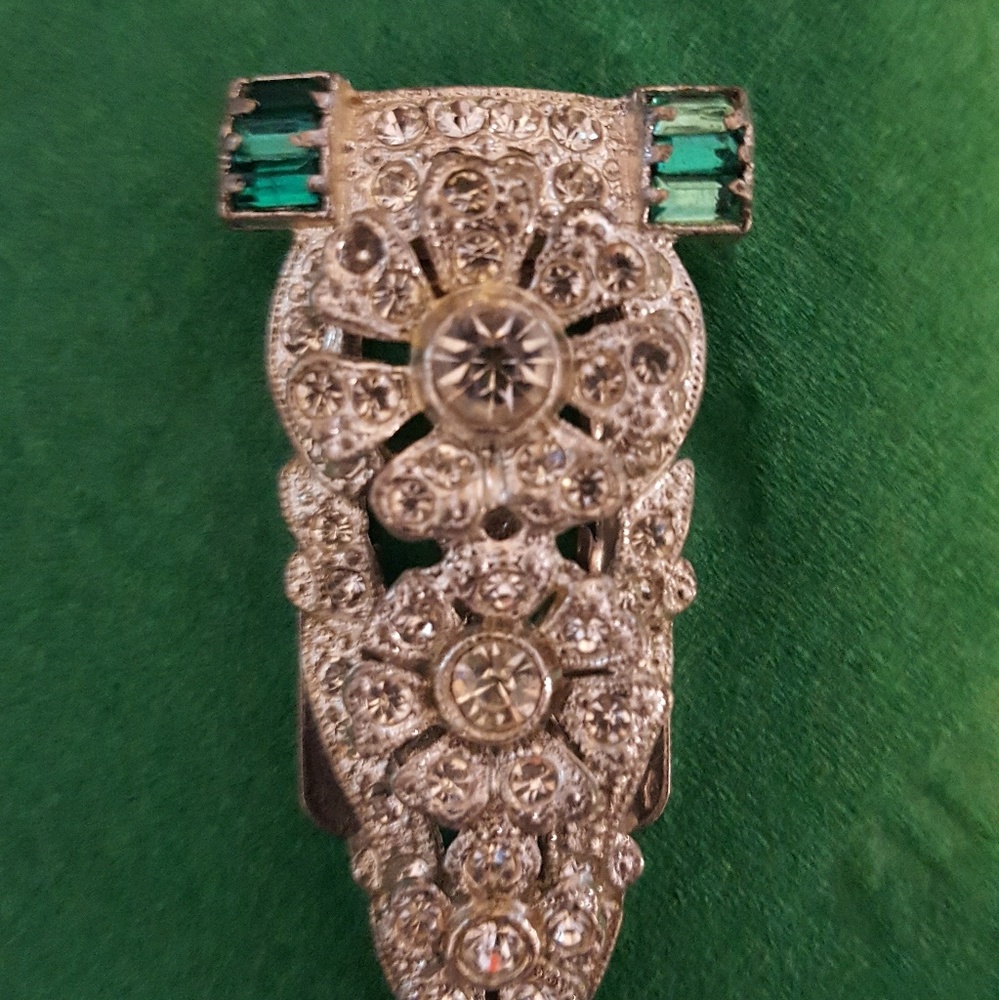 Old 40s vintage clip pin. Faux emerald AND crystal