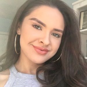 Meet your Posher, Carolina