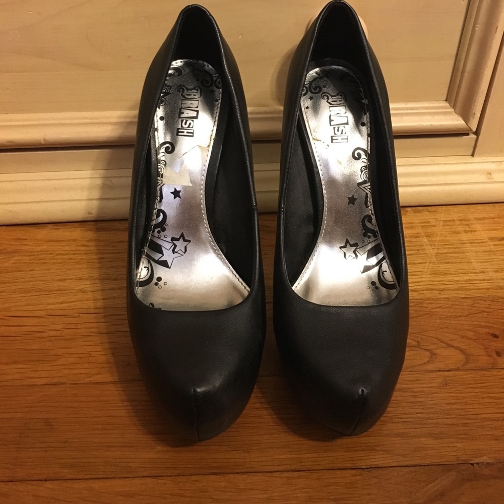 Black pumps