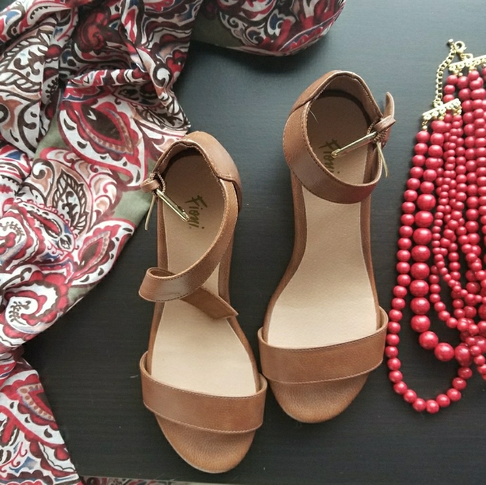 Tan Fioni Sandles