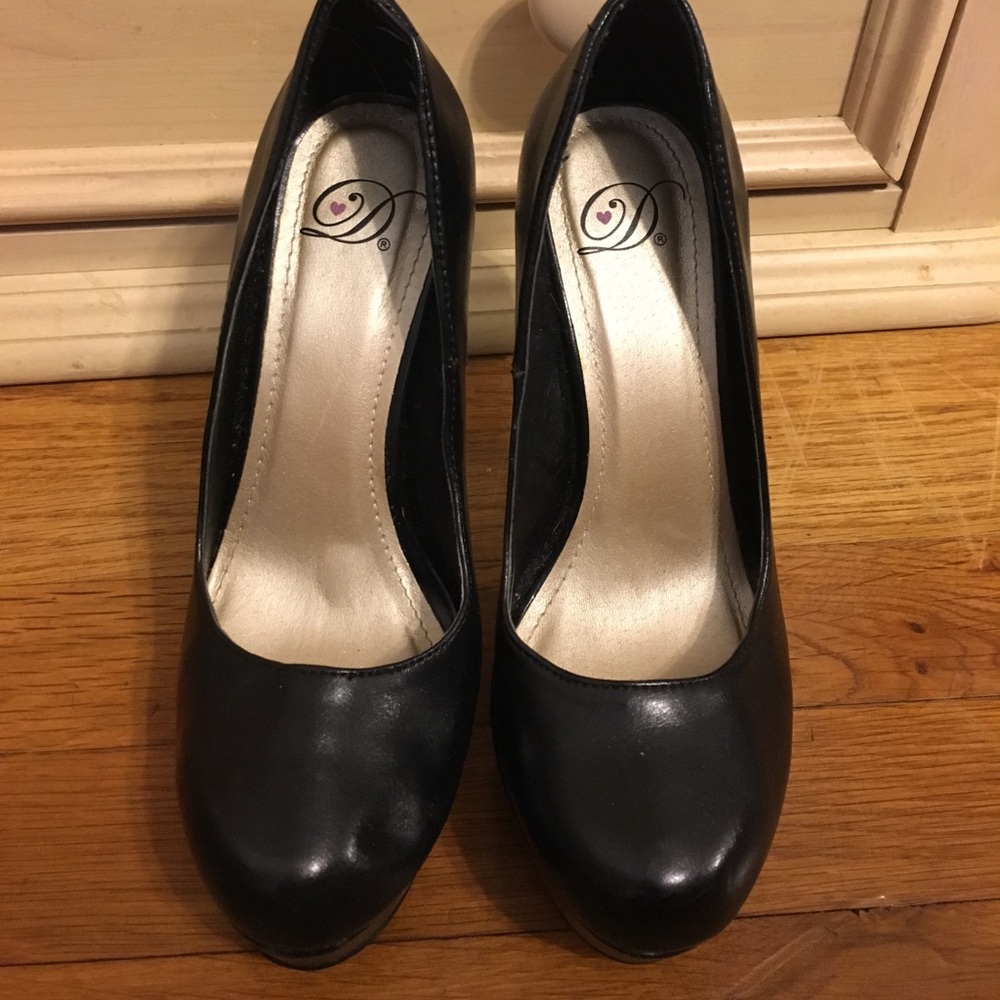 Black pumps