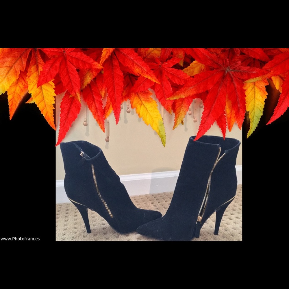Nice and comfortible black and Gold boots!!