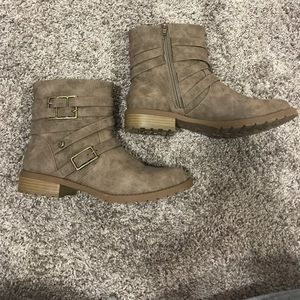 Guess Hanna-M Light Gray Boots (8.5)