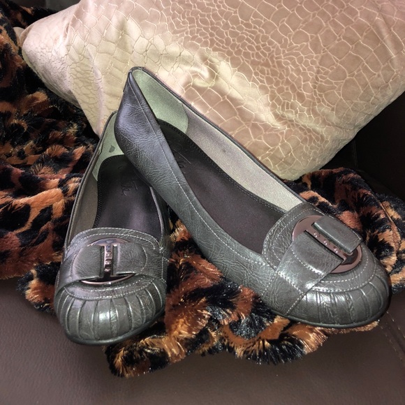 Life Stride Shoes - NWOT Life Stride grey flats/wedges size 8