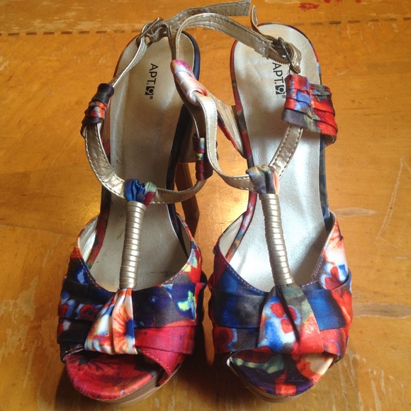 Apt. 9 floral heels 6M like new. - Picture 2 of 3