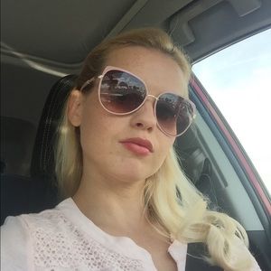 Meet your Posher, Adora