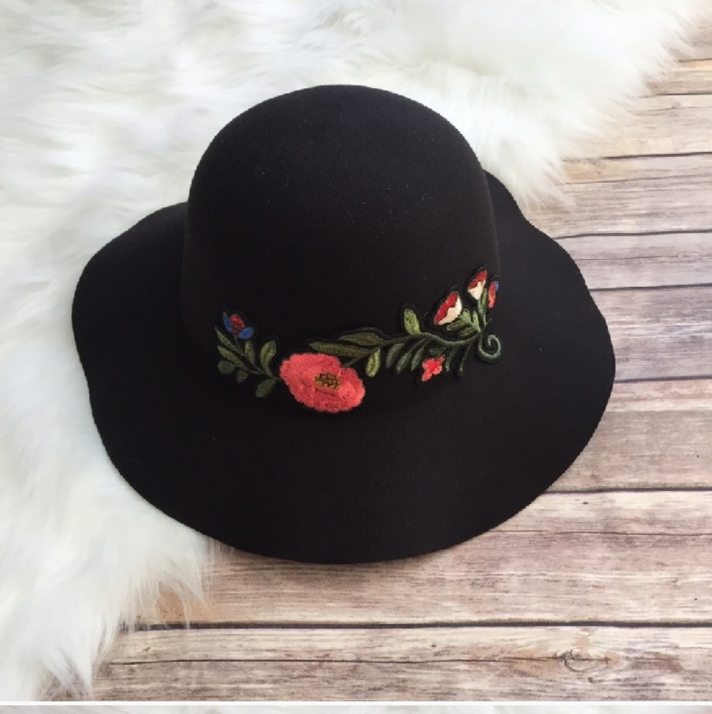 Cute floral hat!