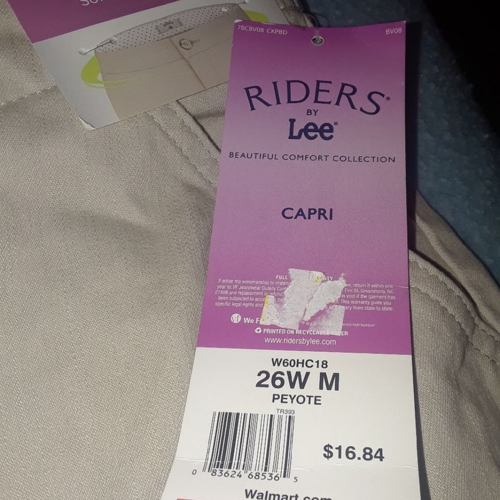 Ladies capris.  Size 26W M.  Never worn.  Tag stil