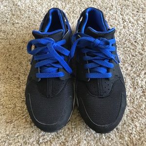 Nike Hauraches. Blue Black and White