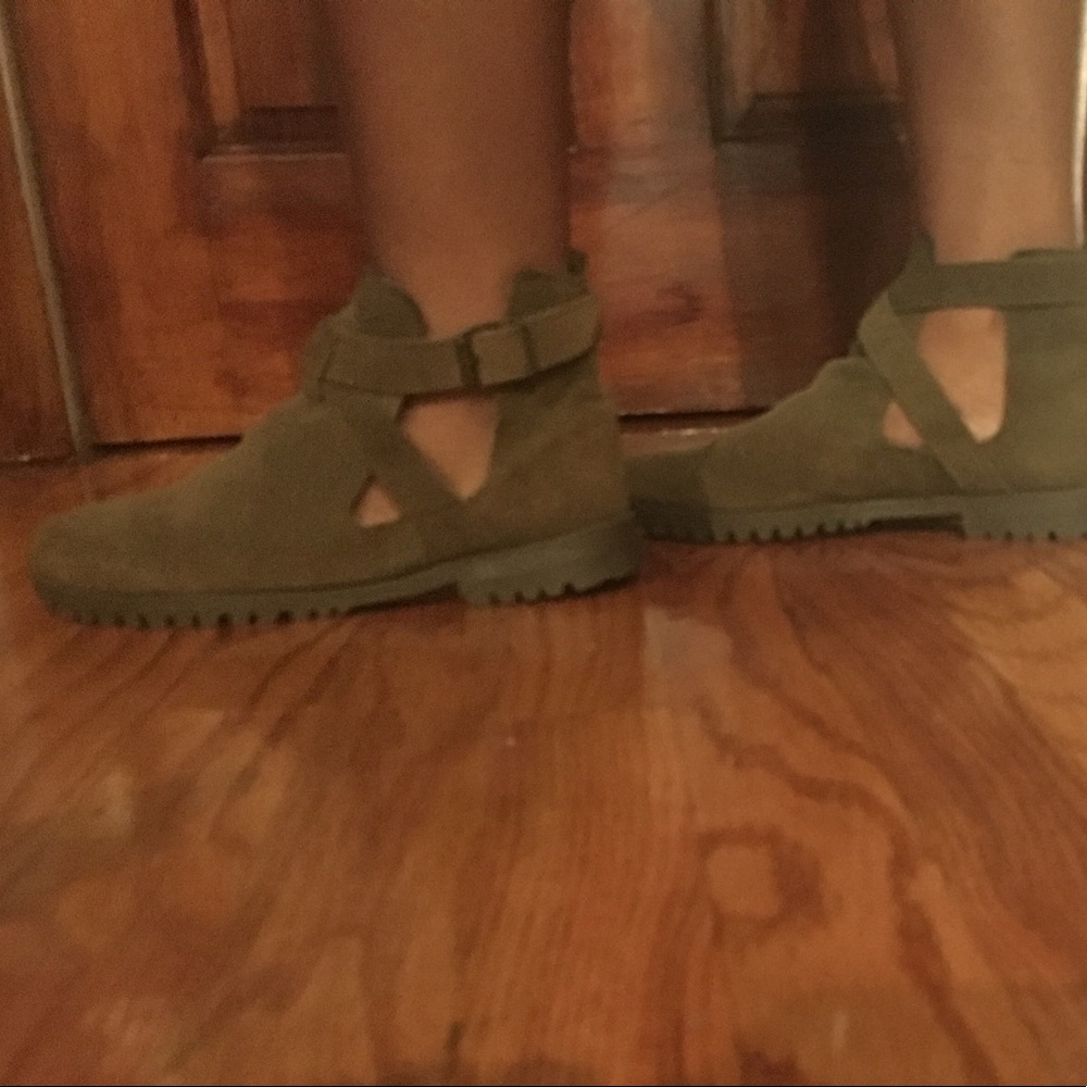 Olive Cut Out Chelsea Boots