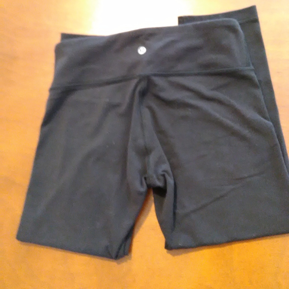 Lululemon Mid Rise Black Capri Size 6