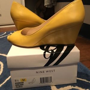 Minimal Wear!!! Yellow Nine West Wedge!!! Size 8.5