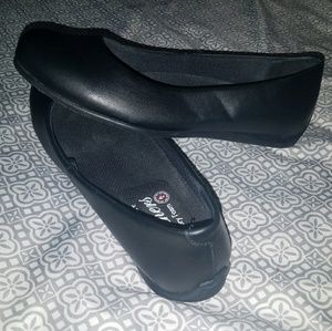 Black Skecher flats