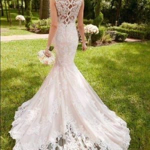 Scalloped lace keyhole wedding dress