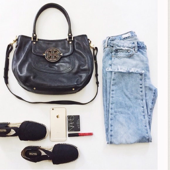 Tory Burch Handbags - ✨Tory Burch Amanda Navy ✨