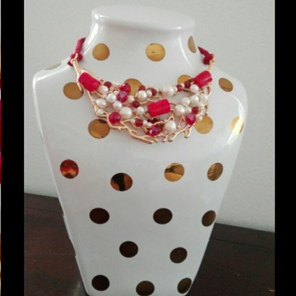 Necklace gold with mother pearls